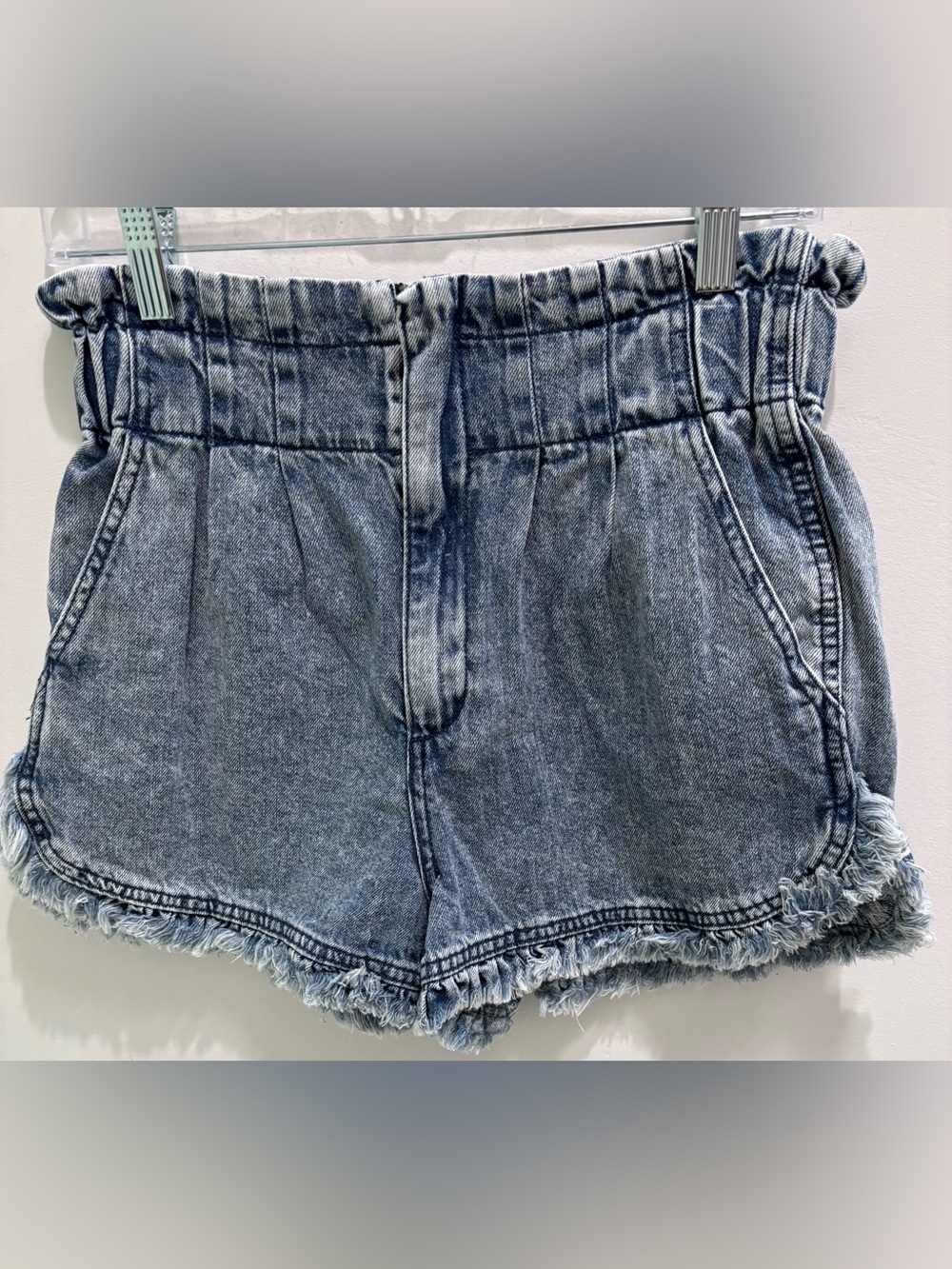 High-Waist Frayed Hem Denim Shorts in Washed Blue